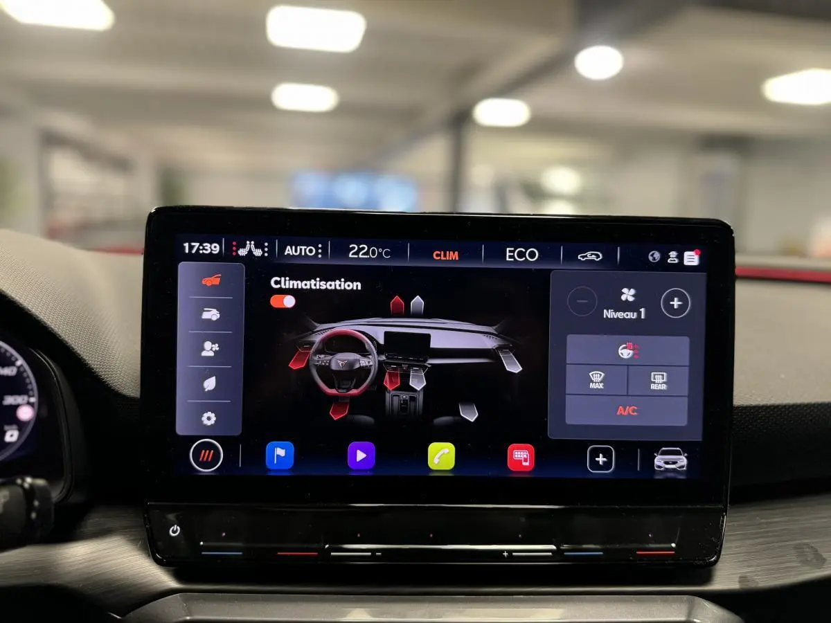 Écran tactile central de la CUPRA Leon Sportstourer 2024 affichant le menu de climatisation en mode ECO.