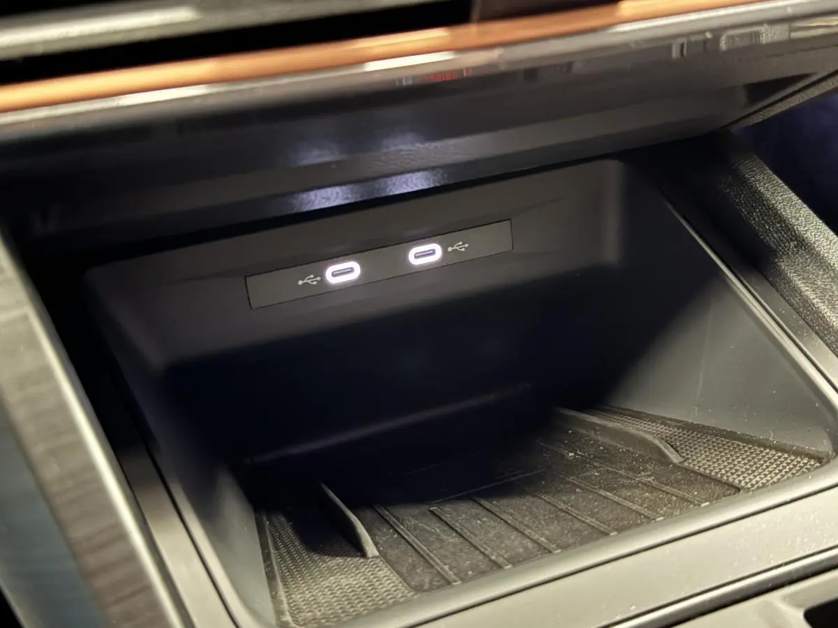 Gros plan sur les deux prises USB-C éclairées à l'avant dans la console centrale du CUPRA Leon Sportstourer gris 2024.