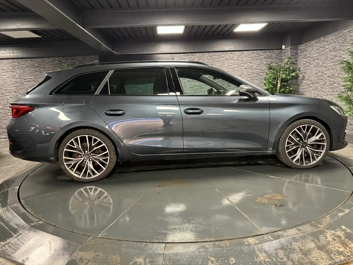 Profil droit d'une CUPRA Leon Sportstourer 1.4 e-Hybrid 245 gris magnétique avec jantes alliage 19 pouces.