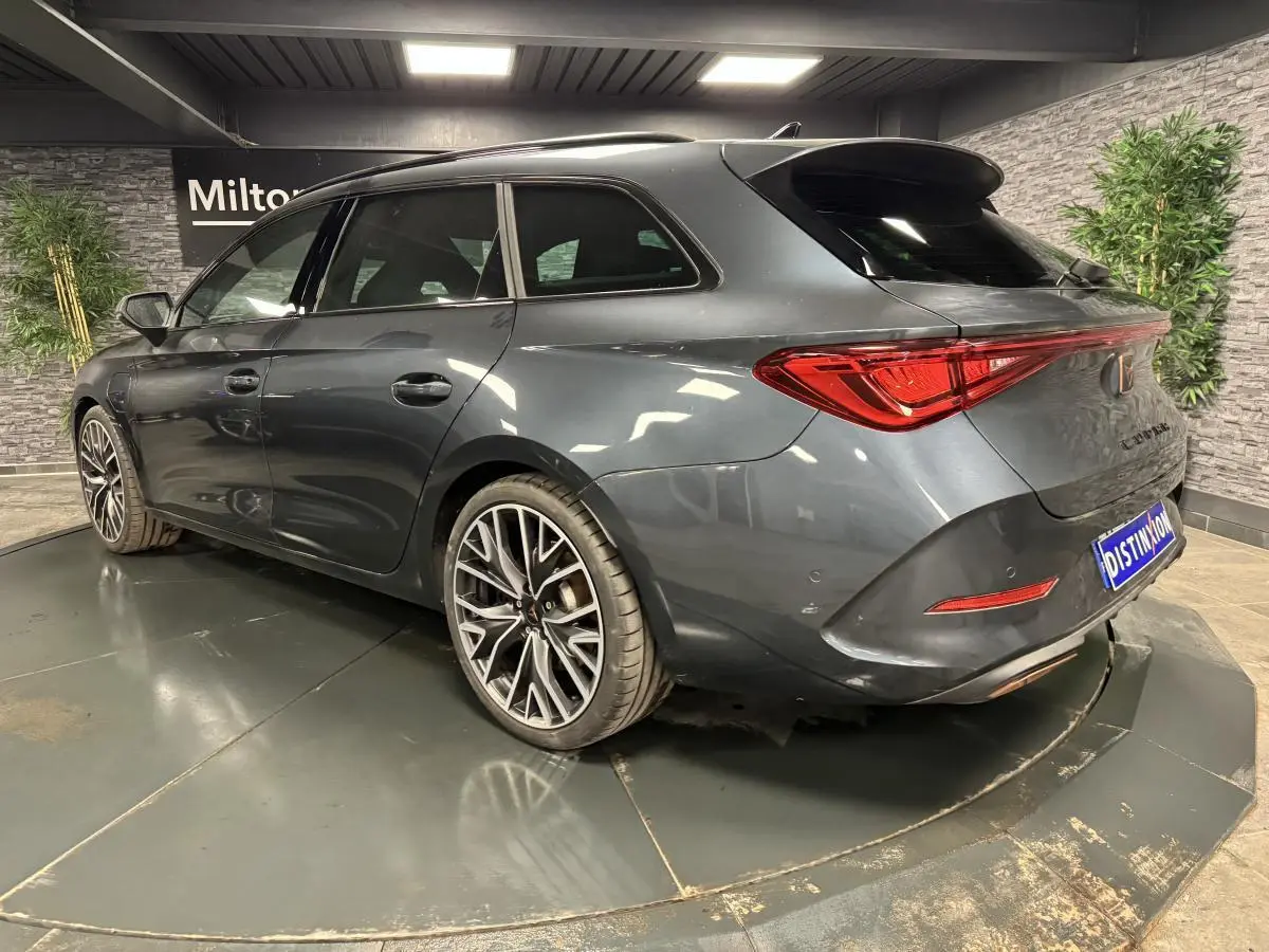 Vue 3/4 arrière droite d'une CUPRA Leon Sportstourer gris magnétique avec jantes alliage 19 pouces et feux LED distinctifs.