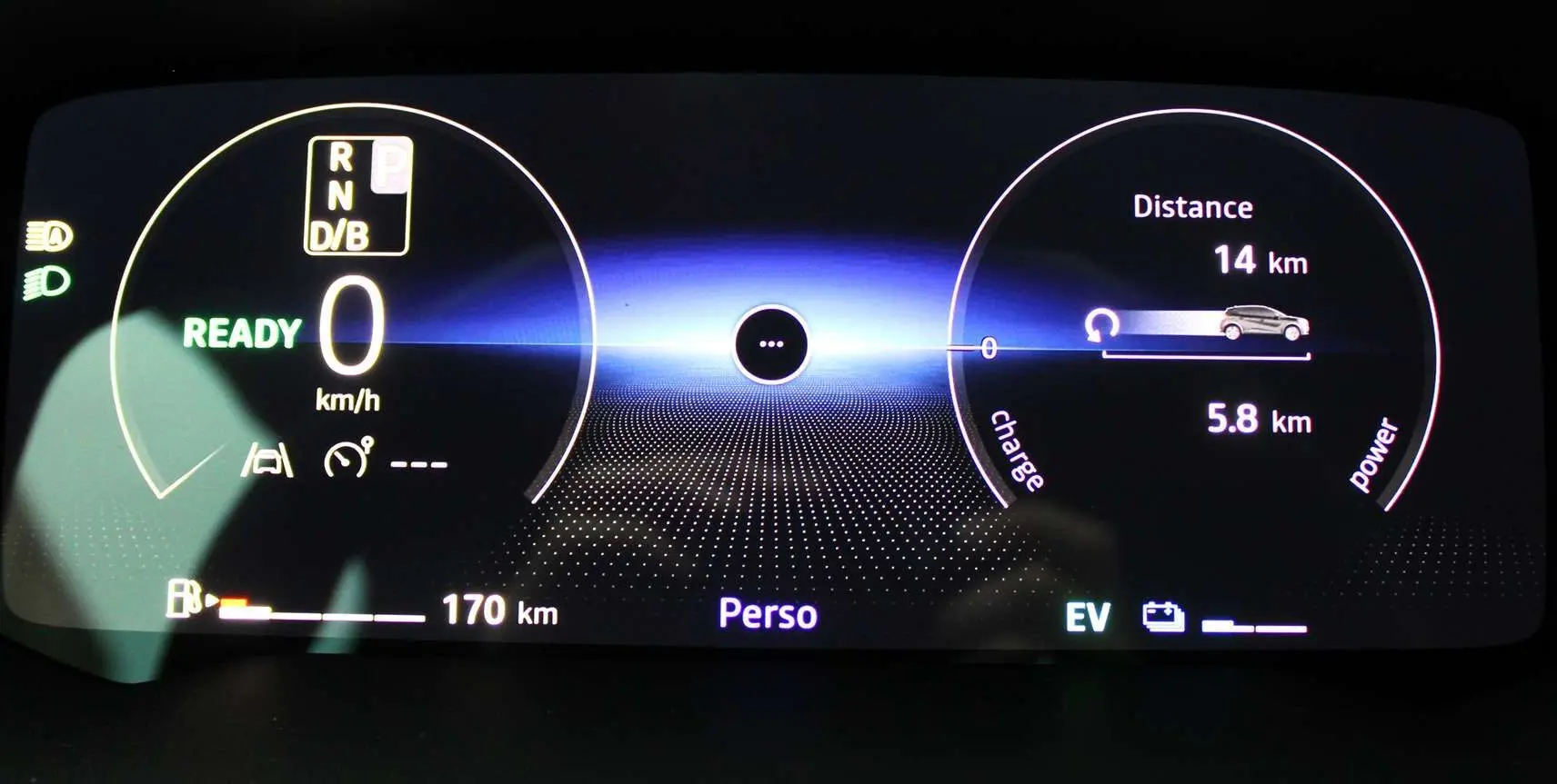 Tableau de bord numérique du Renault Captur 2025 affichant vitesse à 0 km/h, autonomie essence 170 km et mode hybride EV.