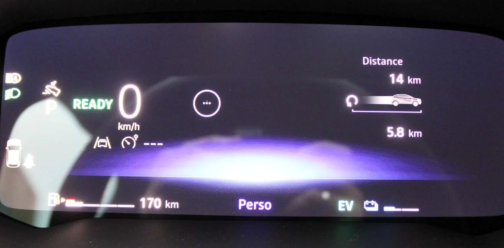 Tableau de bord numérique du Renault Captur 2025 affichant vitesse zéro, autonomie essence 170 km et mode hybride EV activé.