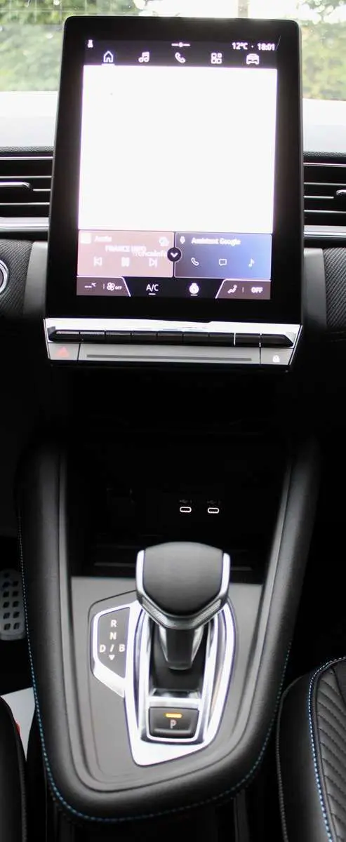 Gros plan sur la console centrale du Renault Captur 2025, avec écran tactile vertical et levier de boîte automatique.