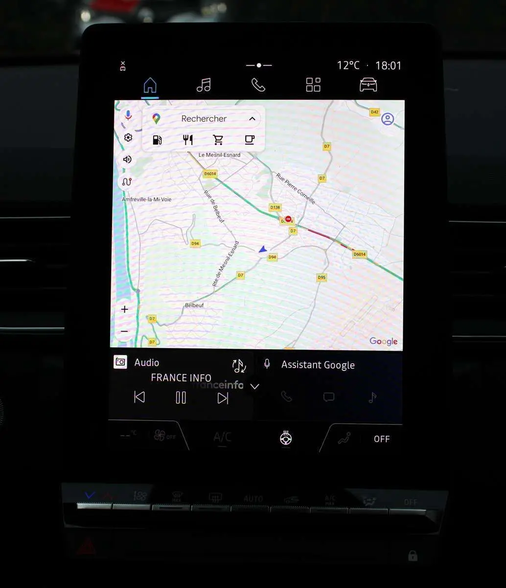 Écran tactile central du Renault Captur 2025 affichant la navigation et les commandes multimédia en intérieur.