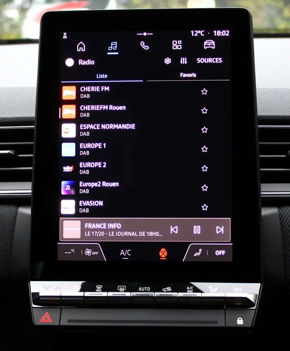 Écran tactile central du tableau de bord du Renault Captur 2025, affichant la liste des radios DAB.