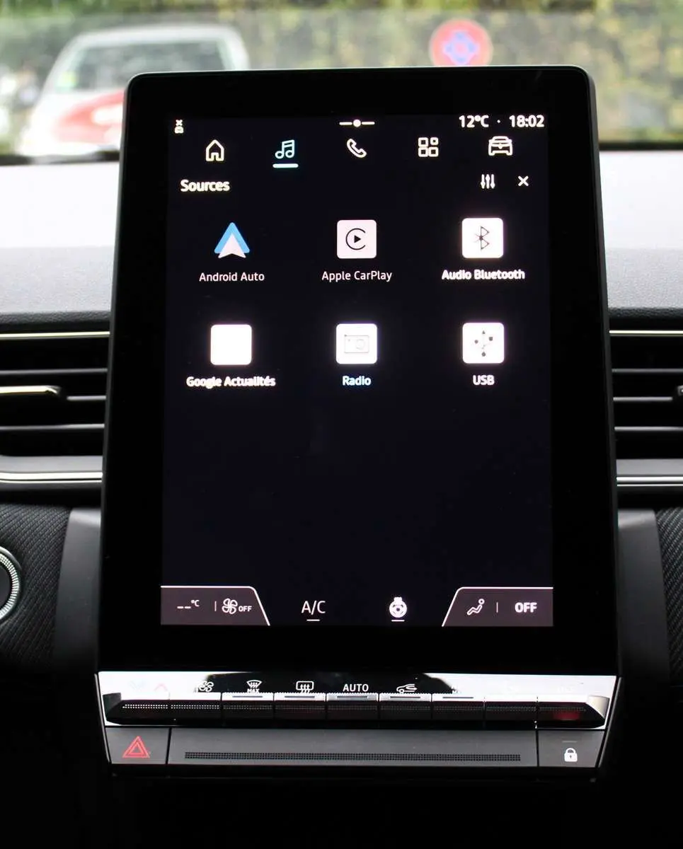 Écran tactile central du Renault Captur 2025 affichant les options multimédia dans un intérieur moderne.