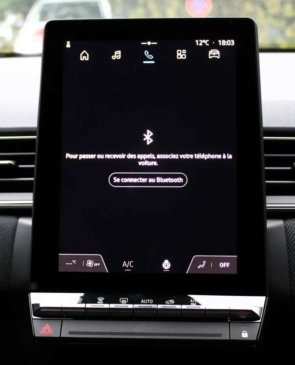 Écran tactile central du tableau de bord du Renault Captur 2025 affichant la connexion Bluetooth.