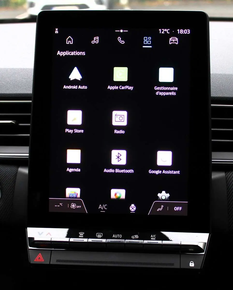 Écran tactile central du tableau de bord du Renault Captur 2025 affichant les applications connectées.