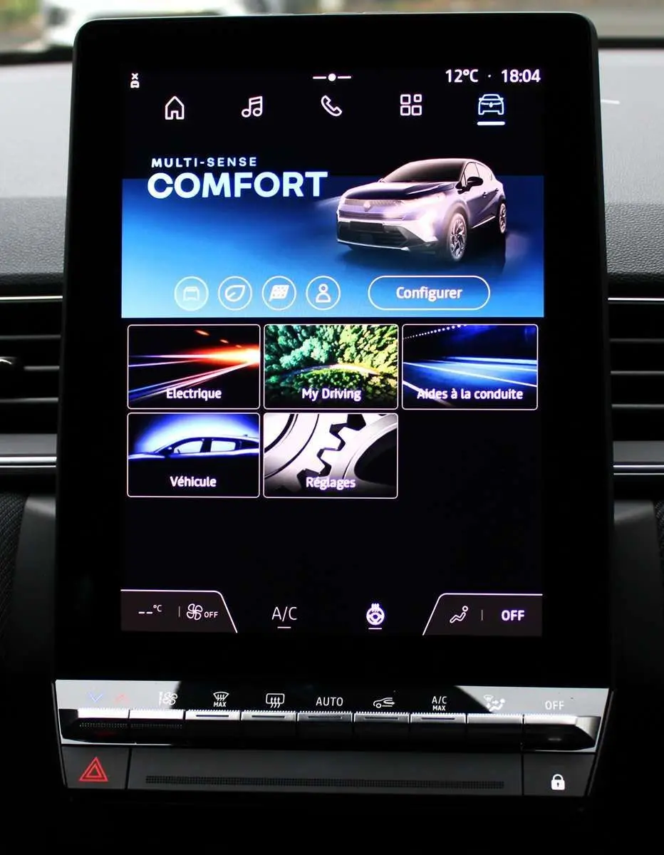 Écran tactile central du tableau de bord du Renault Captur 2025 affichant le mode confort et les options de conduite.