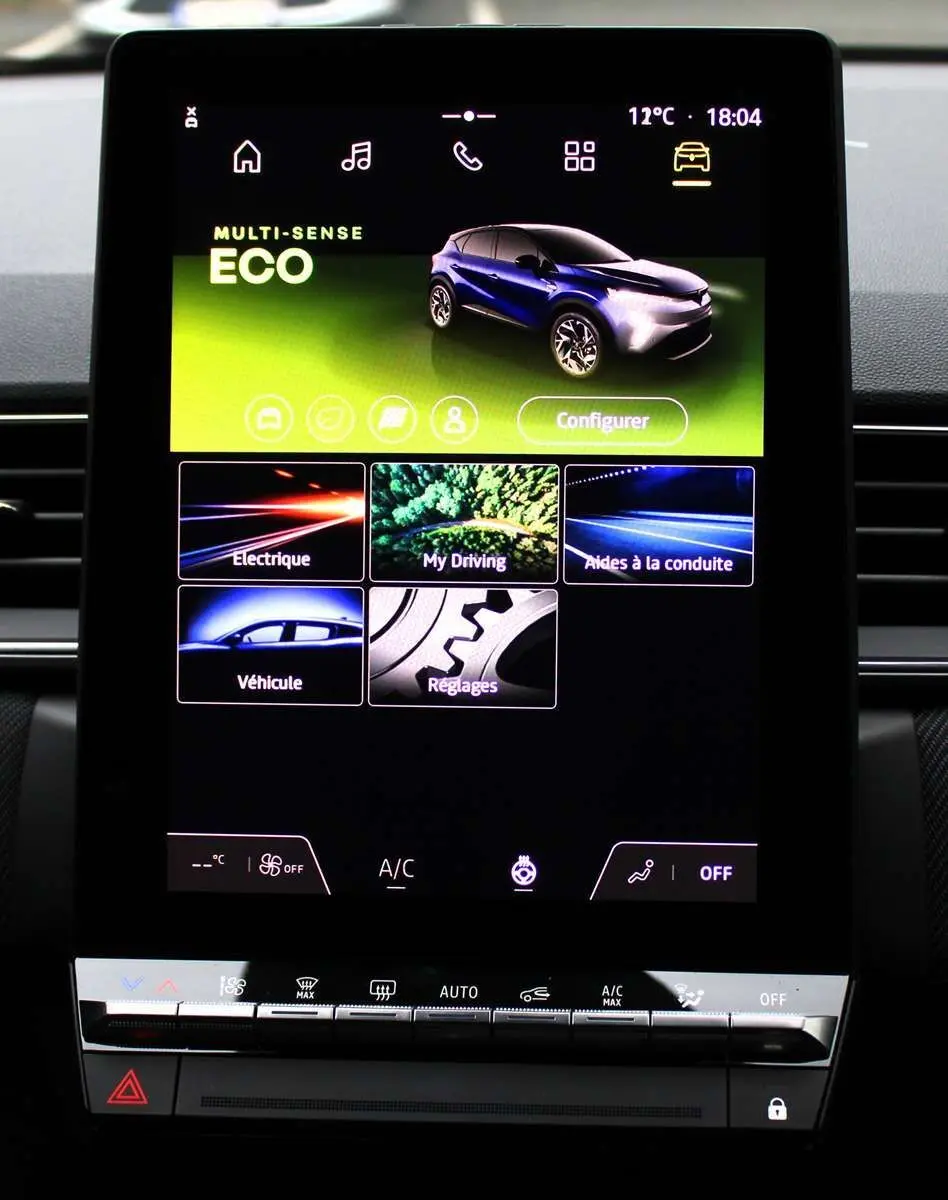 Écran tactile central affichant le mode Eco avec une illustration du Renault Captur bleu iron metal en vue latérale.