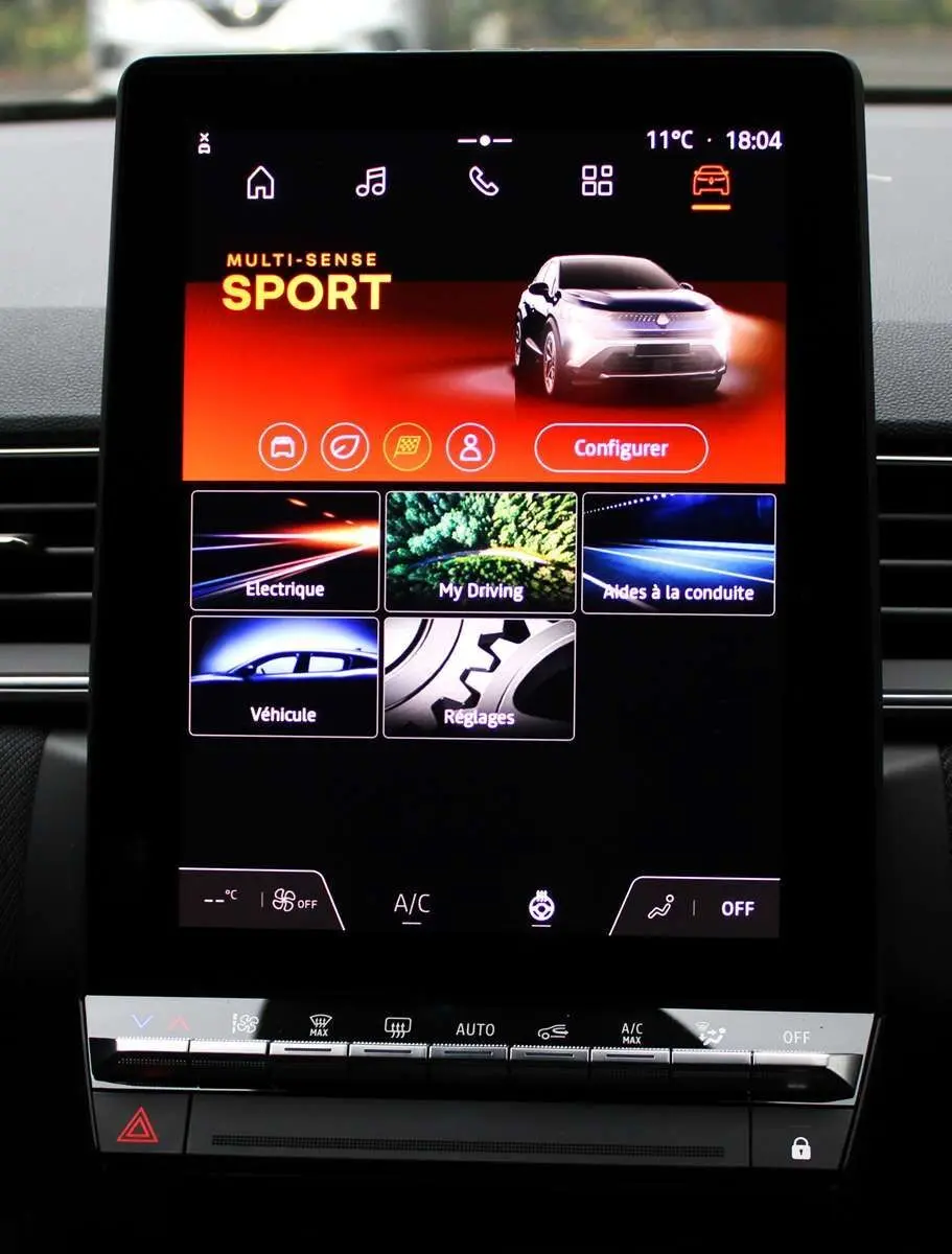 Écran tactile central du Renault Captur 2025 affichant le mode Multi-Sense Sport avec options de conduite et réglages.