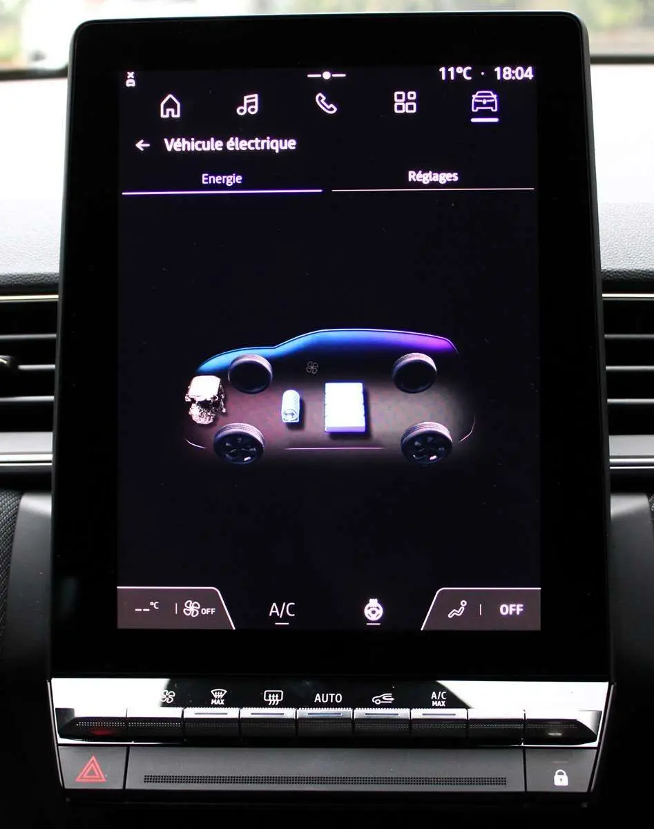 Écran tactile du tableau de bord du Renault Captur 2025 montrant l'interface énergie du véhicule hybride.