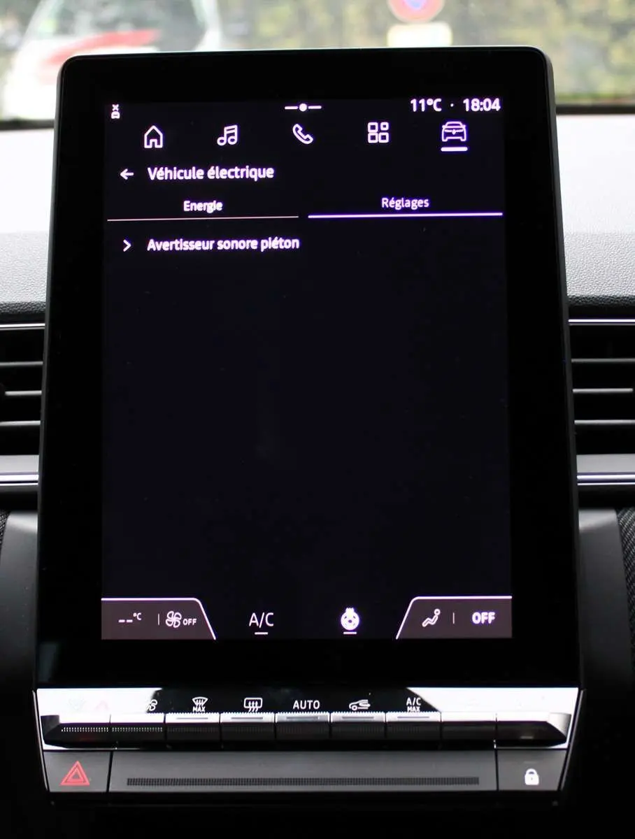Écran tactile central du tableau de bord du Renault Captur 2025 affichant les réglages du véhicule électrique.