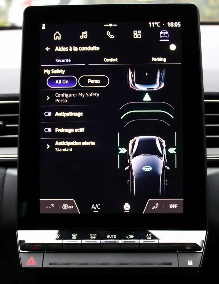 Écran tactile central affichant les aides à la conduite du Renault Captur 2025, interface moderne et épurée.