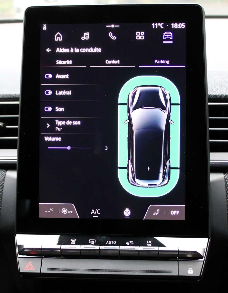 Écran tactile intérieur du Renault Captur 2025 affichant les aides à la conduite et le contrôle du parking.