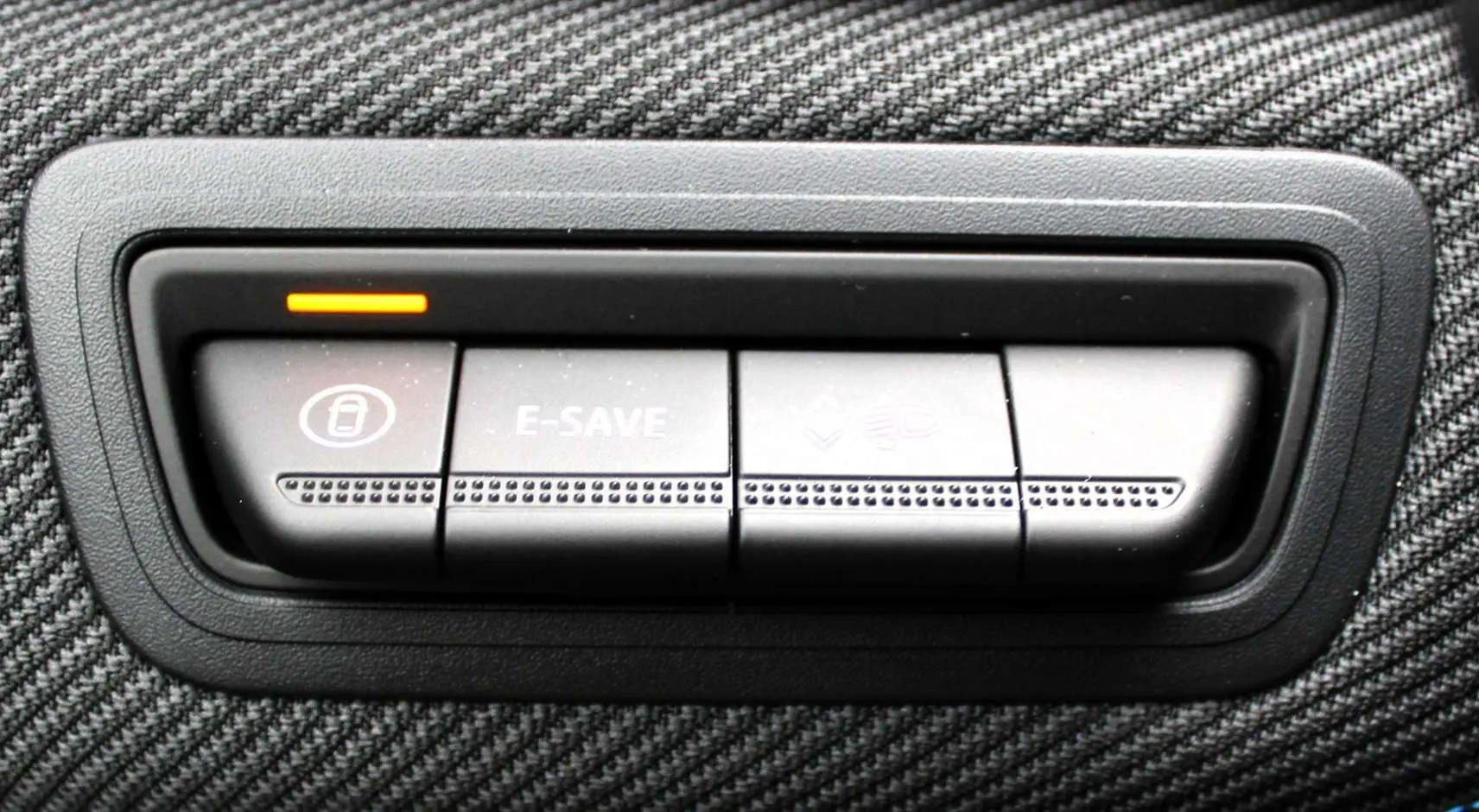 Gros plan sur les boutons de commande du mode E-SAVE dans l'habitacle du Renault Captur hybride 2025.