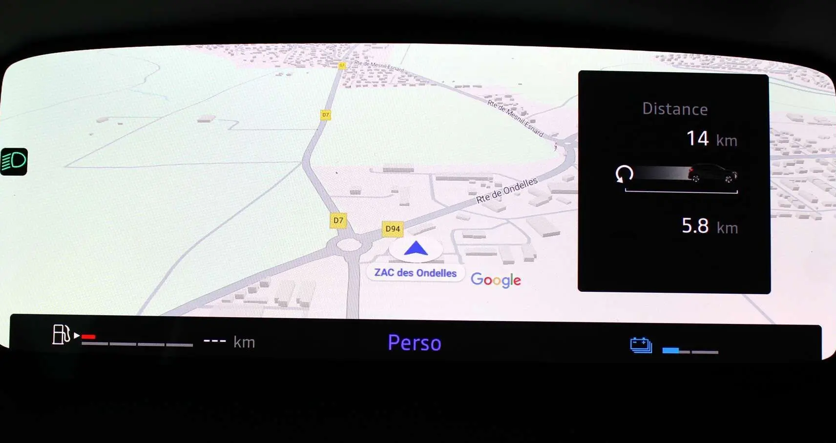 Affichage numérique du tableau de bord du Renault Captur 2025 montrant la navigation GPS et l'autonomie restante.