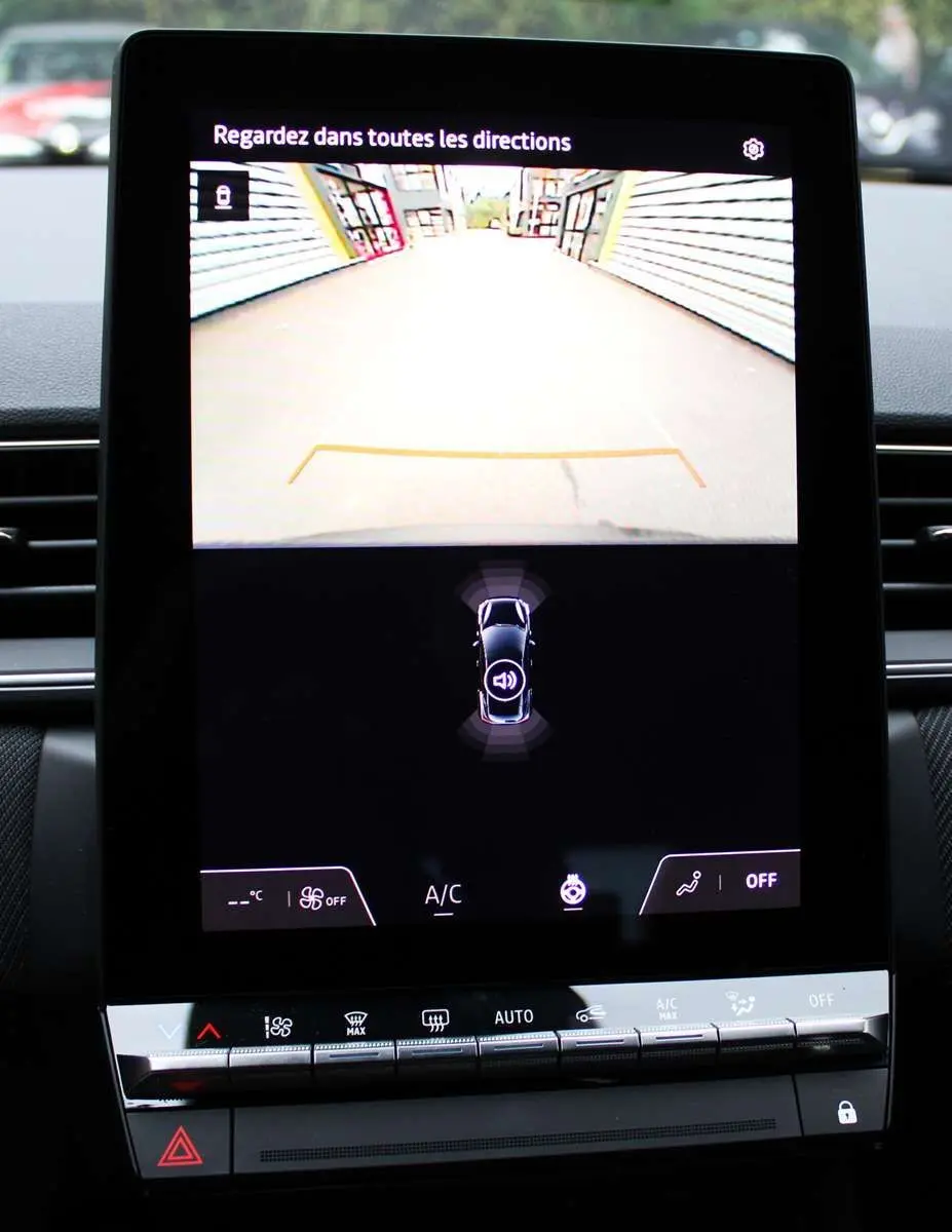 Écran central du Renault Captur 2025 montrant la caméra de recul avec vue arrière et commandes climatisation en bas.