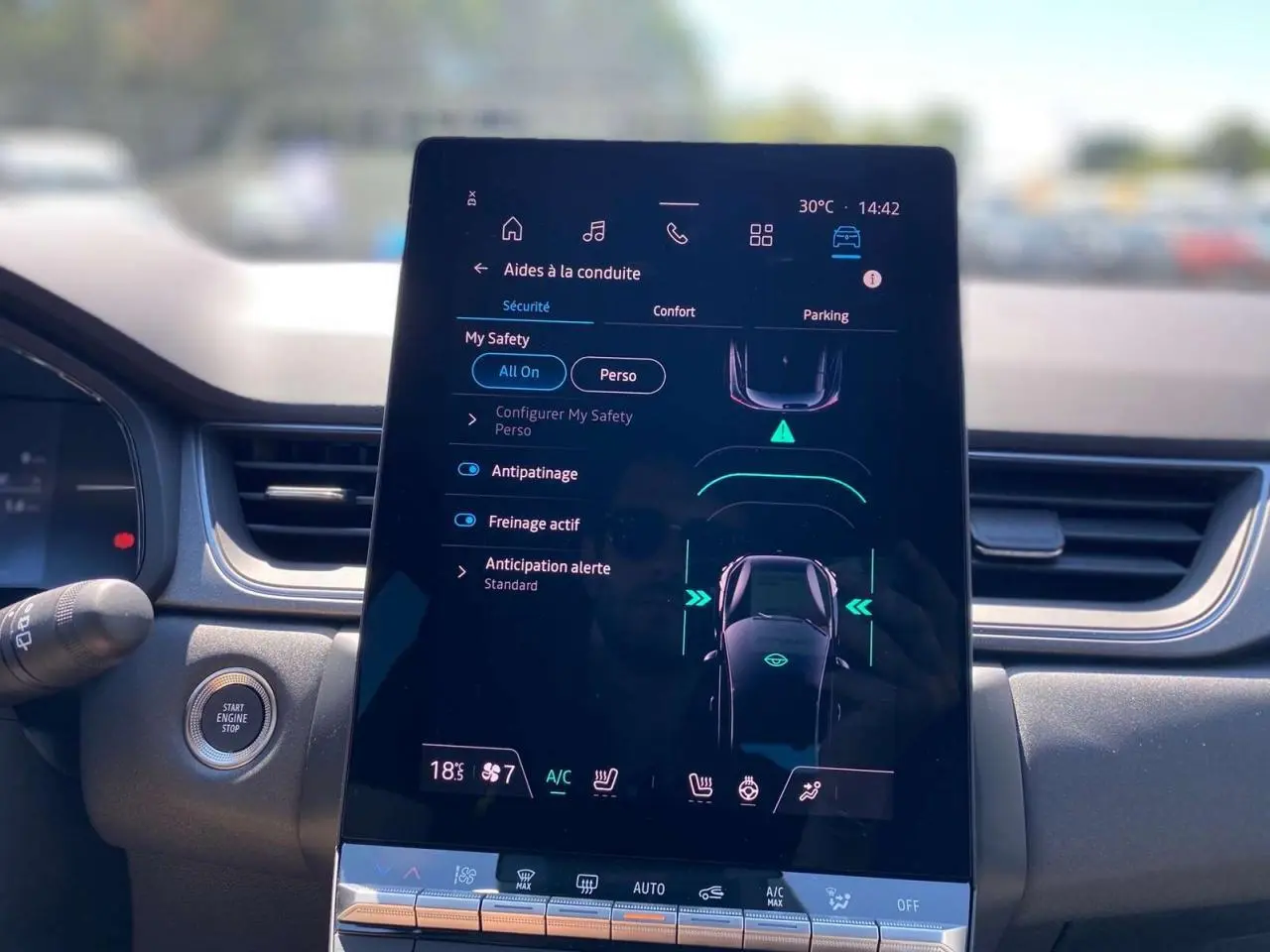 Écran tactile central du tableau de bord du Renault Captur 1.6 E-TECH hybride 2025 avec commandes de sécurité et climatisation.