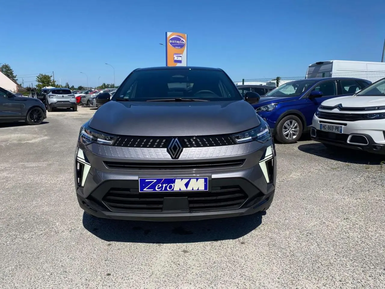 Vue frontale d'un Renault Captur 2025 gris Cassiopée avec toit noir, affichant sa calandre et phares LED distinctifs.