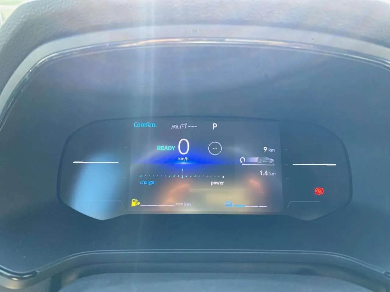 Tableau de bord numérique du Renault Captur 1.6 E-Tech Hybride 2025 affichant la vitesse à zéro en mode confort.