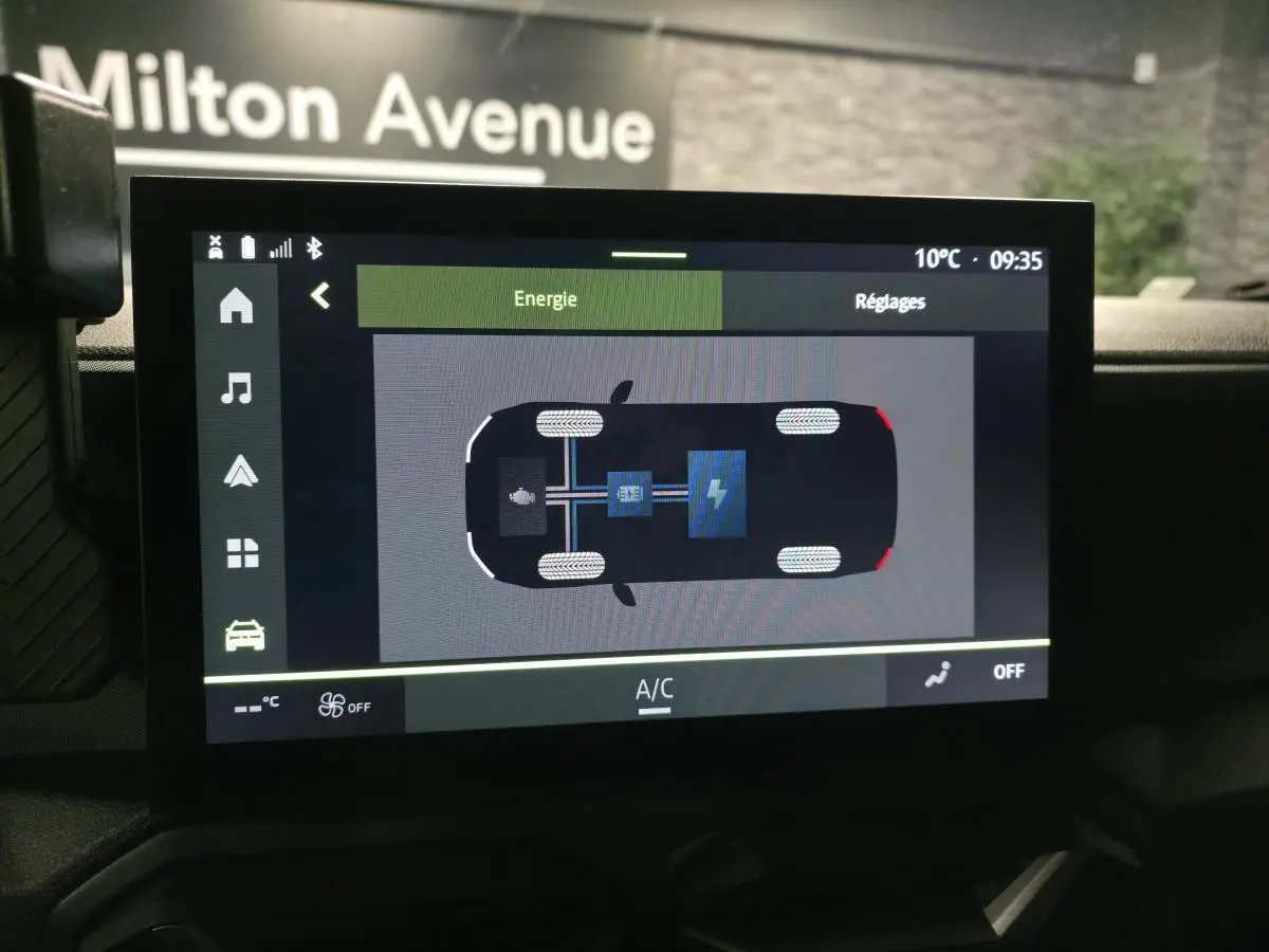 Écran tactile intérieur du Dacia Duster 1.6 Hybrid 2025 affichant le schéma énergétique du véhicule.