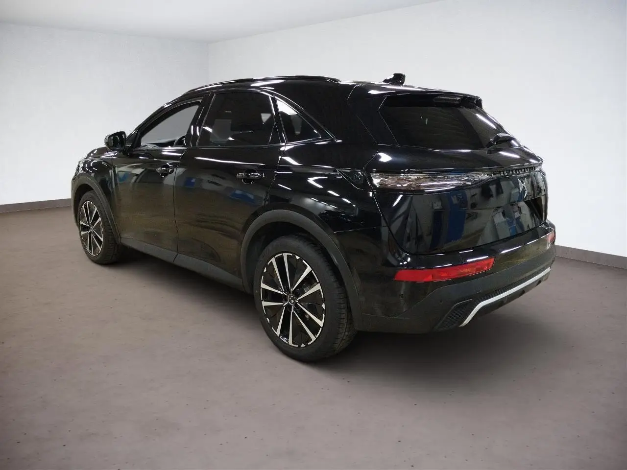 DS7 noir Perla en vue 3/4 arrière droit, avec jantes alliage et toit ouvrant panoramique visible.