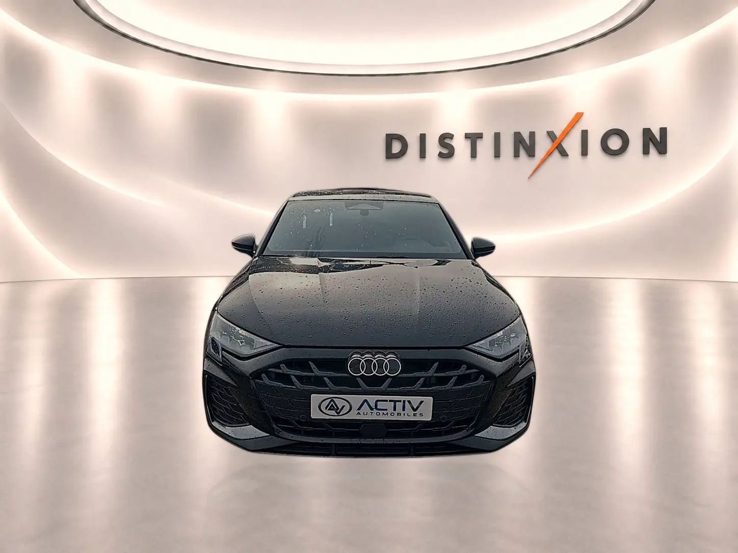 Audi A3 Sportback noir mythos vue de face avec calandre S line et logo quatre anneaux visibles.