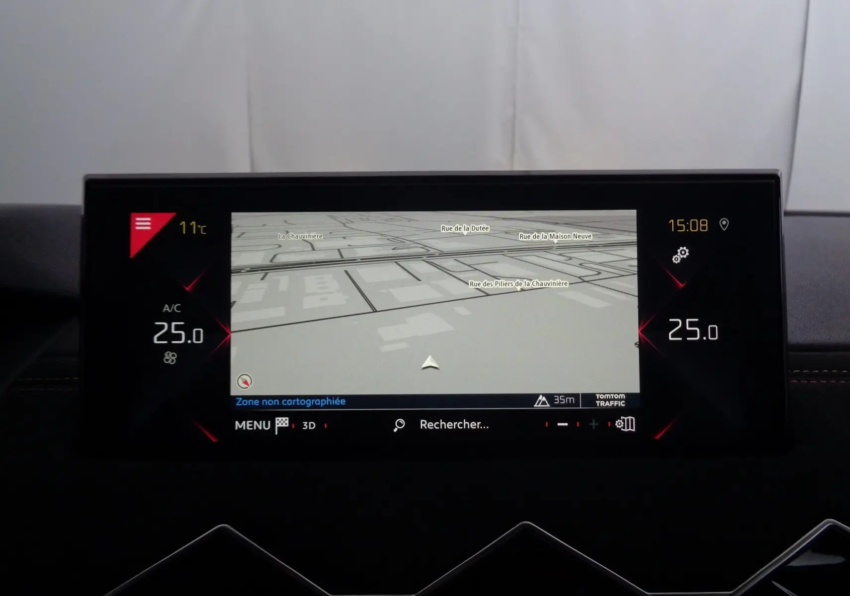 Écran tactile central du DS3 Crossback gris platinium, affichant la navigation avec température à 25°C et heure 15:08.