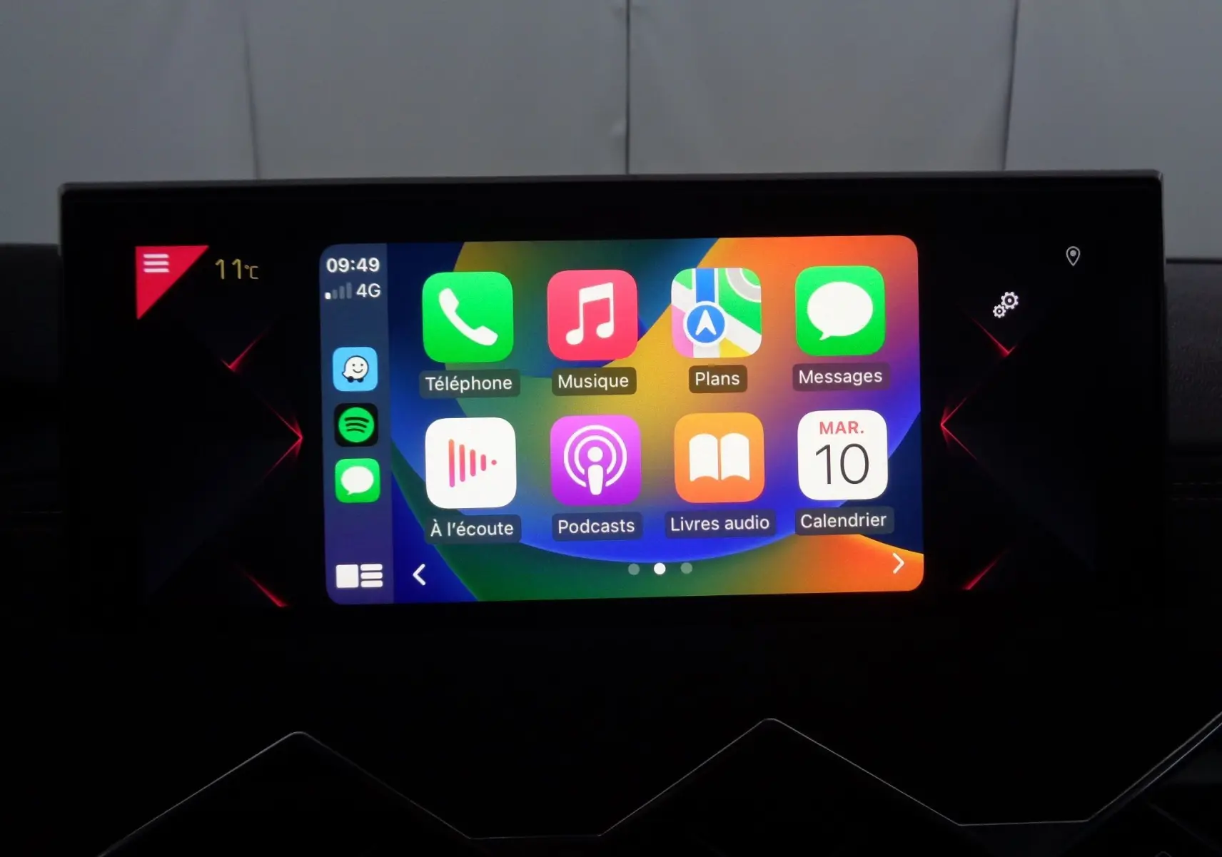 Écran tactile central allumé du DS3 Crossback 2021, affichant les applications connectées dans l'habitacle.