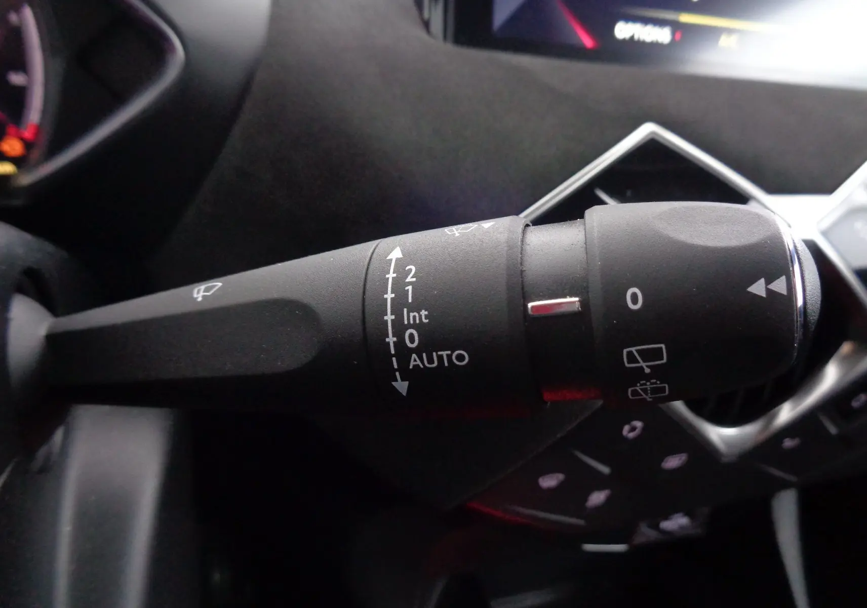 Gros plan sur la commande d'essuie-glace du DS3 Crossback gris platinium, avec indications de réglage automatique visible.