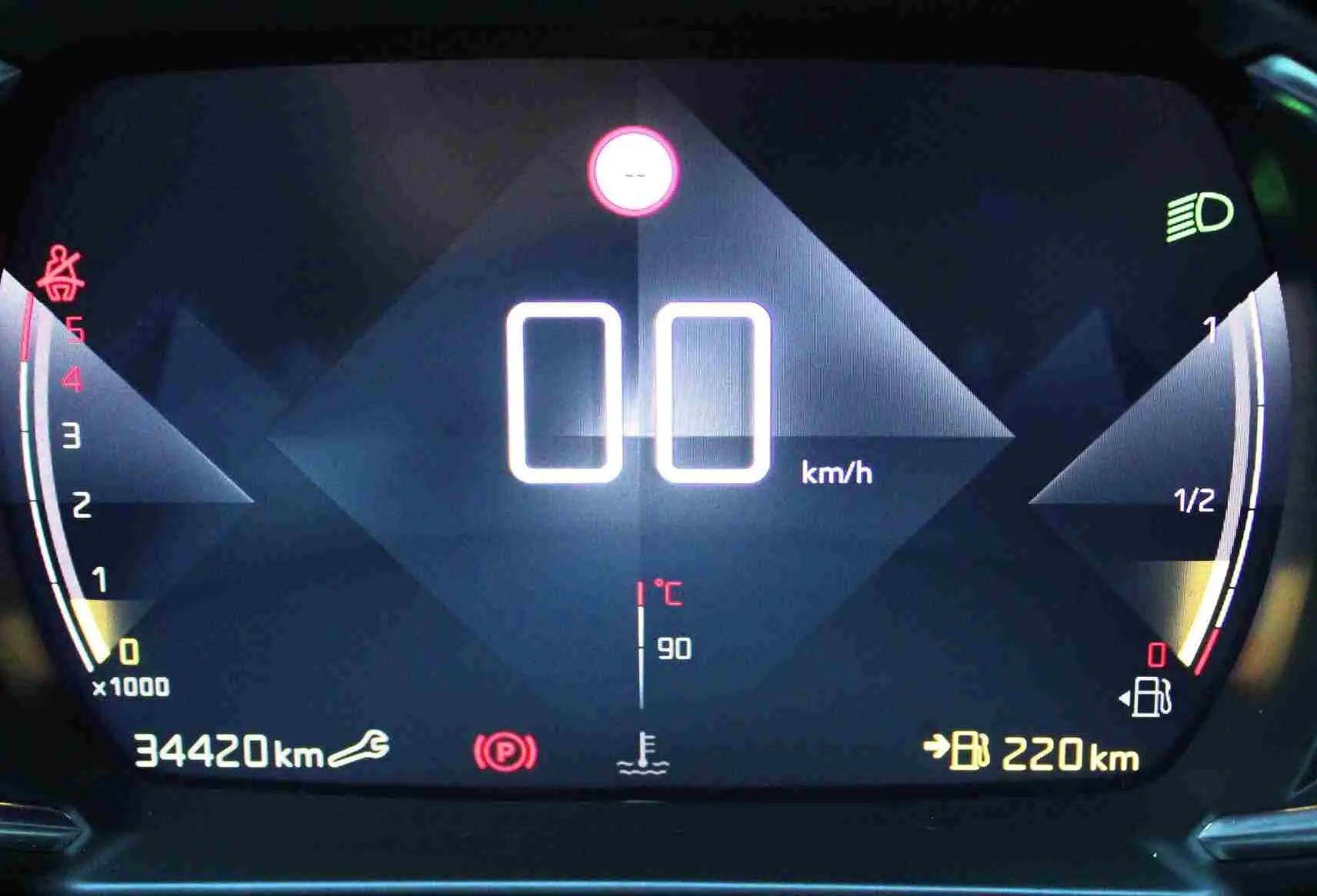 Tableau de bord numérique du DS3 Crossback 2021 affichant vitesse, compte-tours et autonomie carburant.