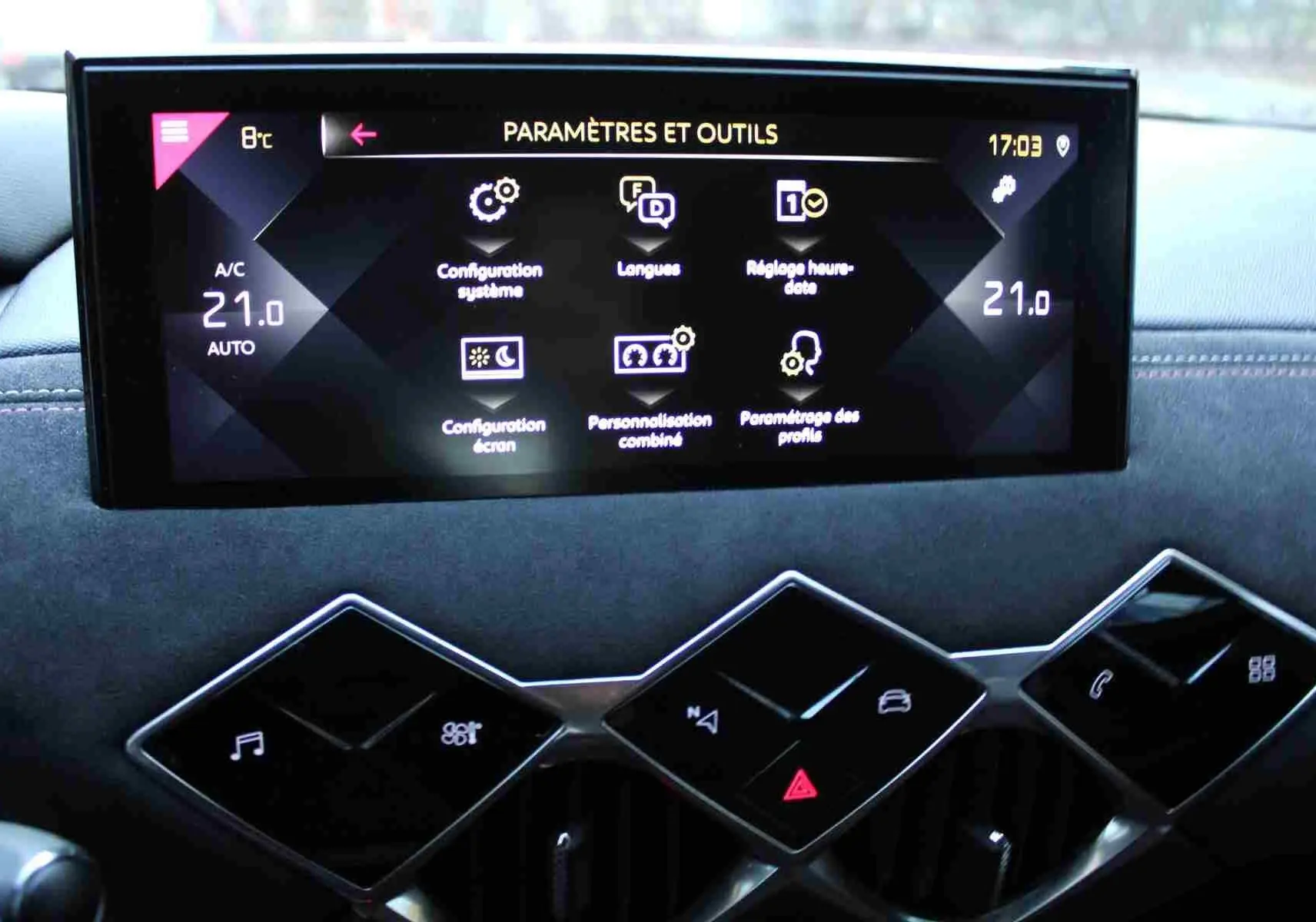 Écran tactile central et commandes en losange du tableau de bord du DS3 Crossback 2021, finition Performance Line.