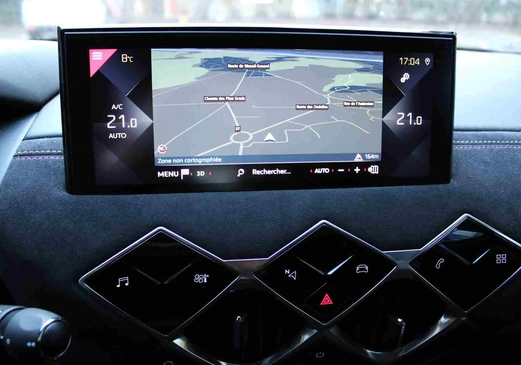 Écran tactile central affichant la navigation dans l’habitacle du DS3 Crossback gris platinium, vue de face rapprochée.