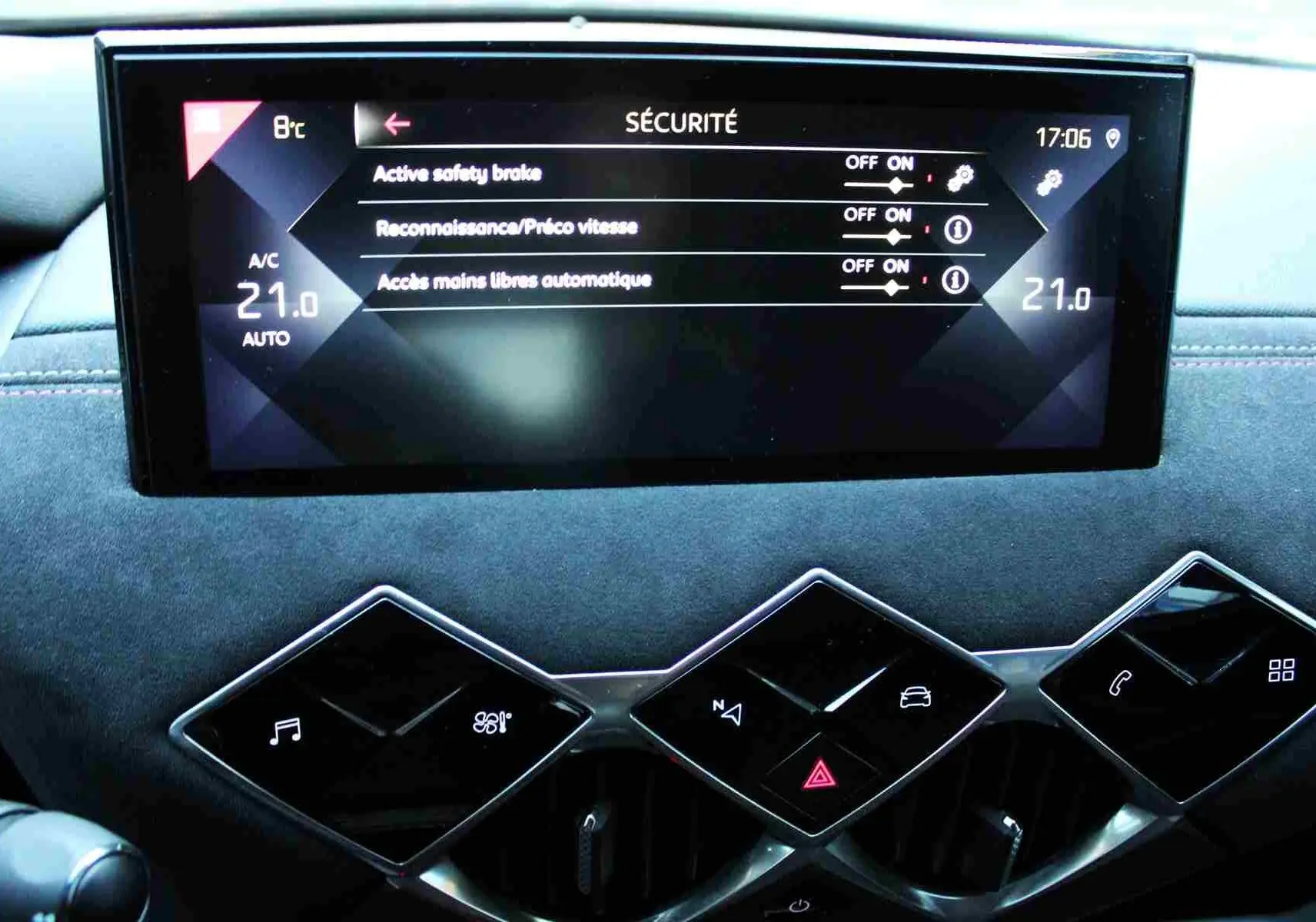 Écran central tactile de la DS3 Crossback 2021 gris platinium, affichant les réglages de sécurité.