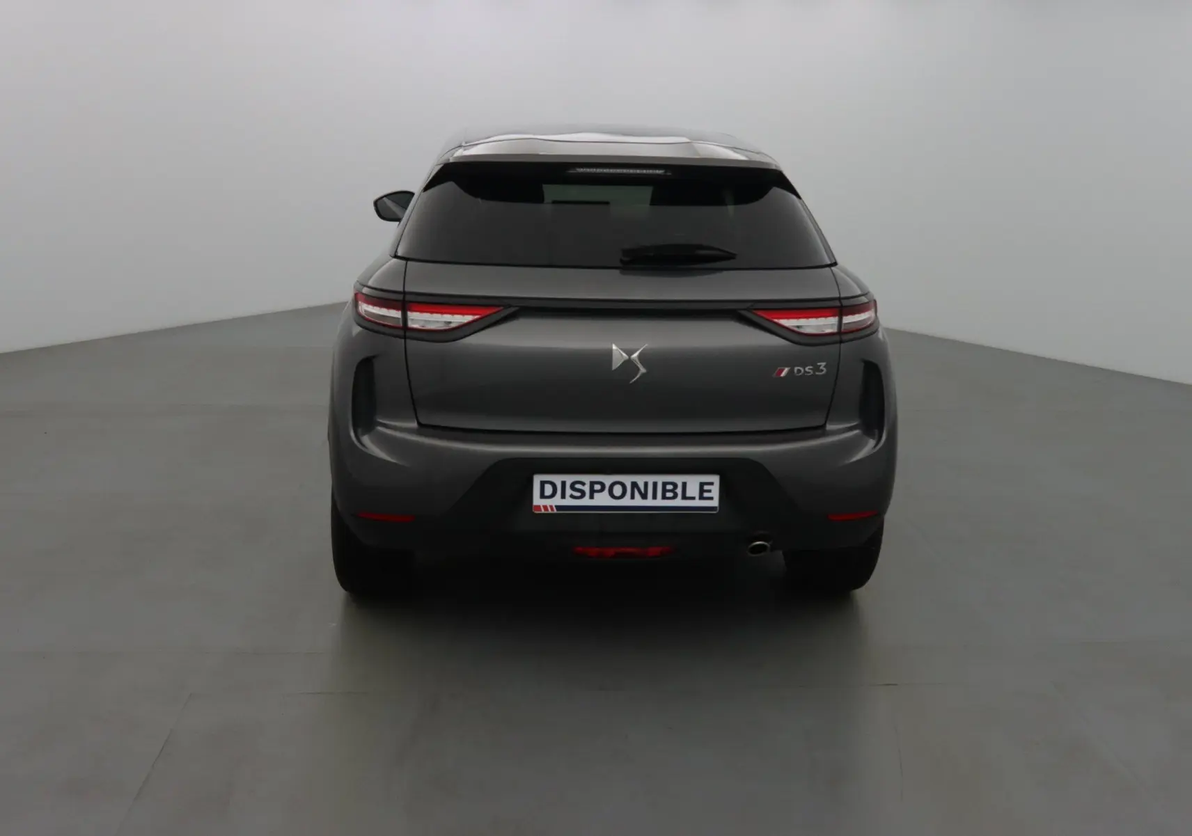 Vue arrière d'un DS3 Crossback gris platinium métallisé avec feux LED et vitre arrière teintée.