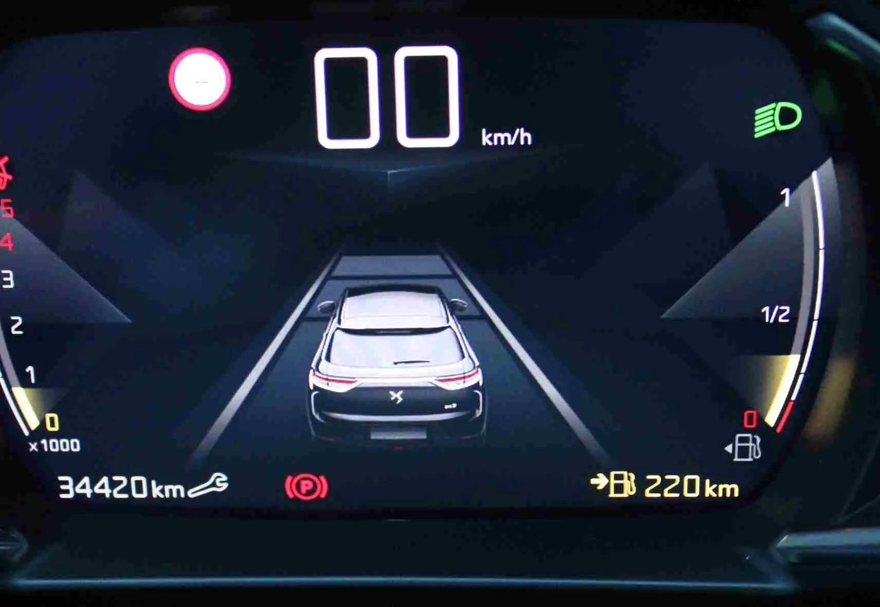 Affichage numérique du tableau de bord du DS3 Crossback montrant la voiture vue de dessus et l'autonomie restante de 220 km.