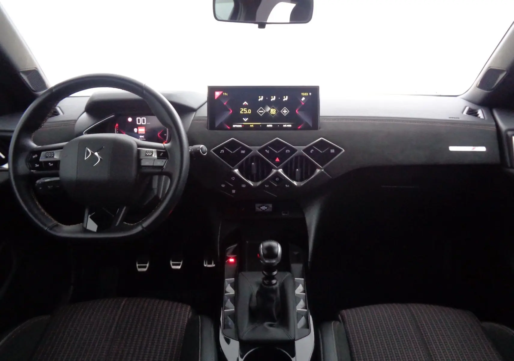 Intérieur noir du DS3 Crossback 2021, vue frontale sur le tableau de bord et levier de vitesse manuel.