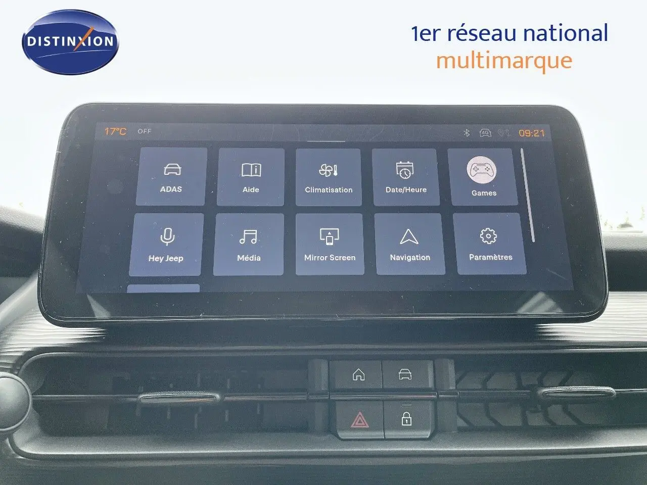 Écran tactile central affichant les commandes multimédia et climatisation dans le Jeep Avenger blanc neige 2024.