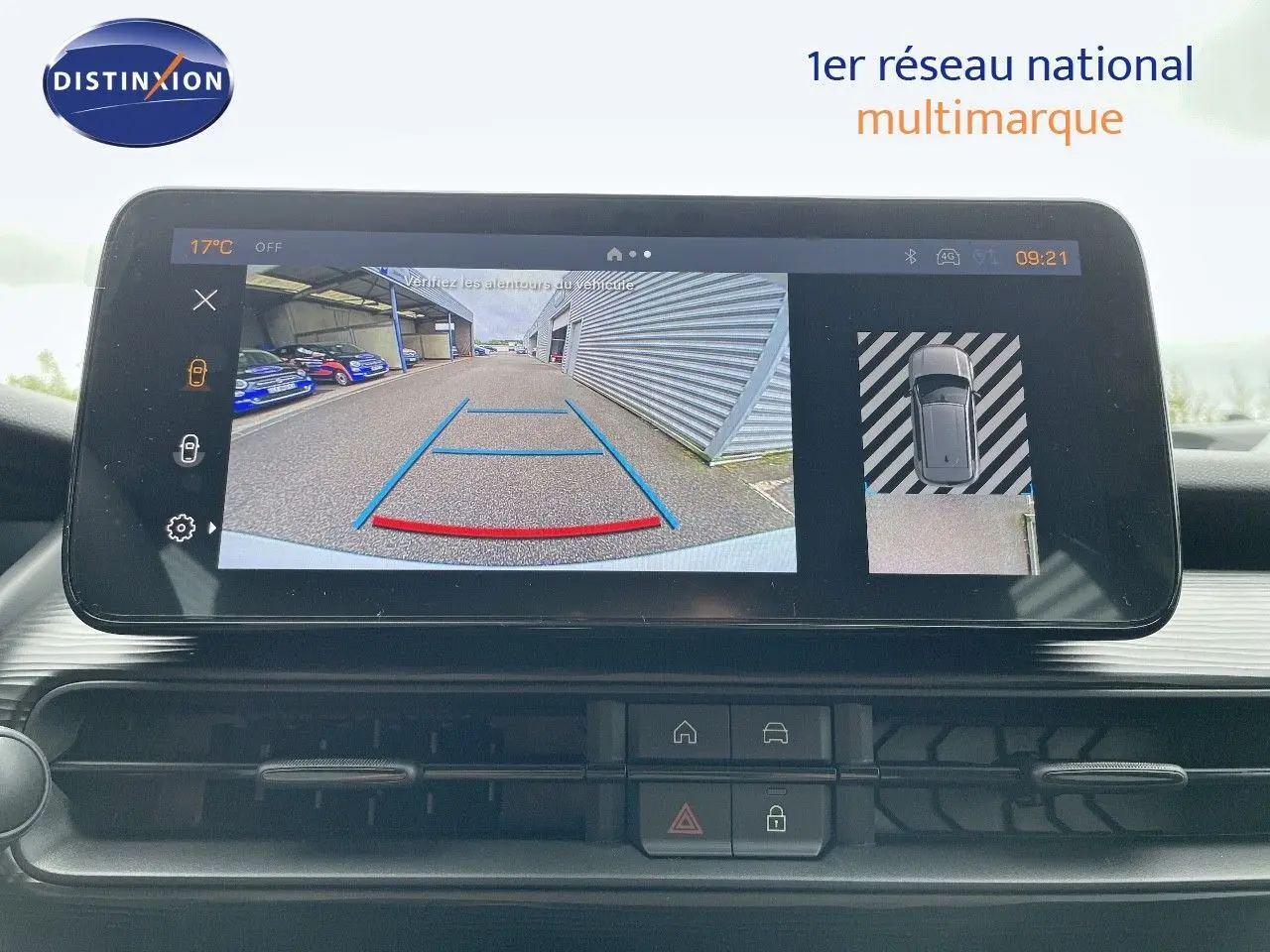 Écran multimédia du Jeep Avenger blanc neige 2024 montrant la caméra de recul avec vue arrière et top-down.