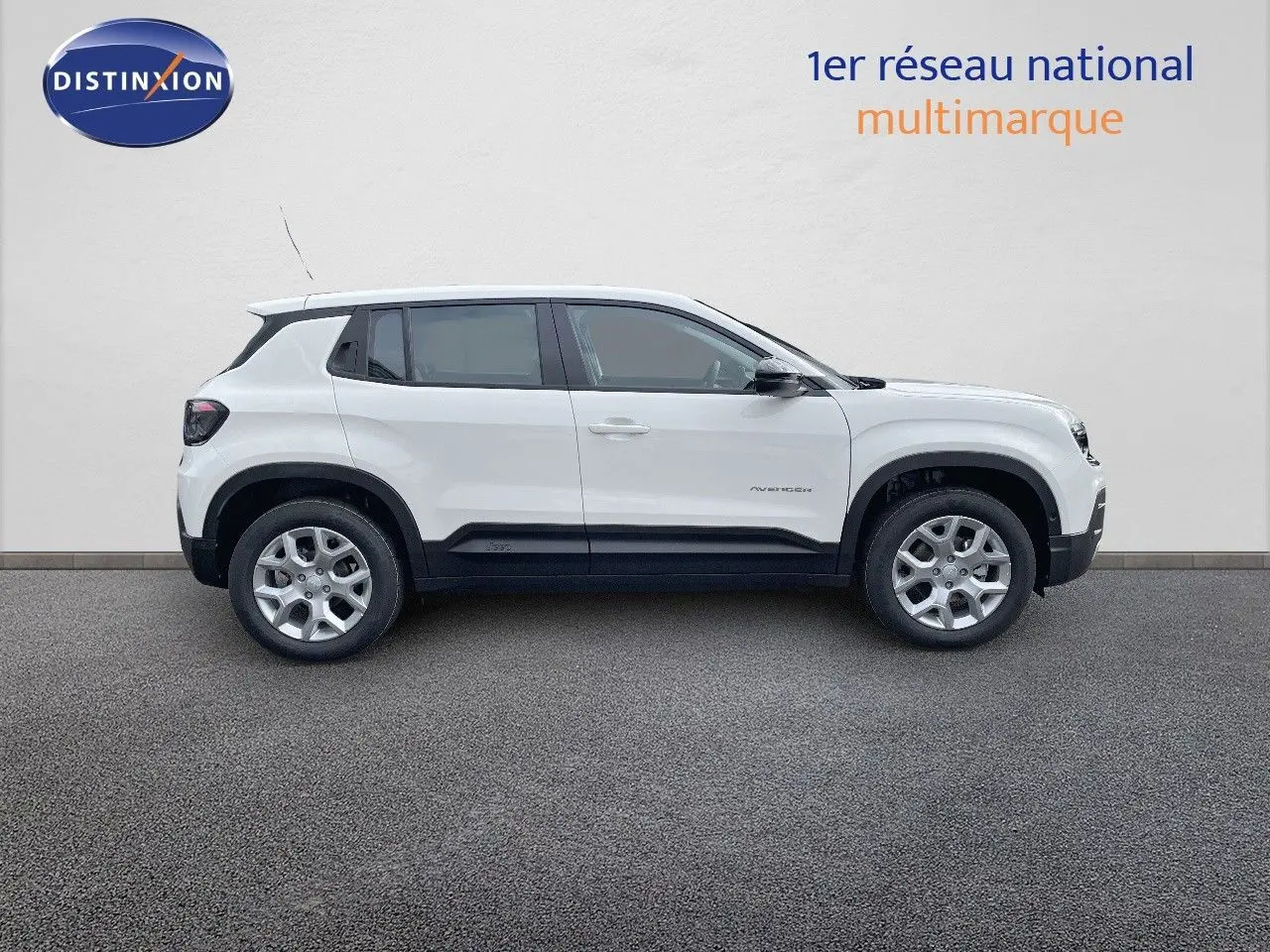 Profil côté gauche d'un Jeep Avenger blanc neige 2024, mettant en valeur ses lignes compactes et ses jantes argentées.