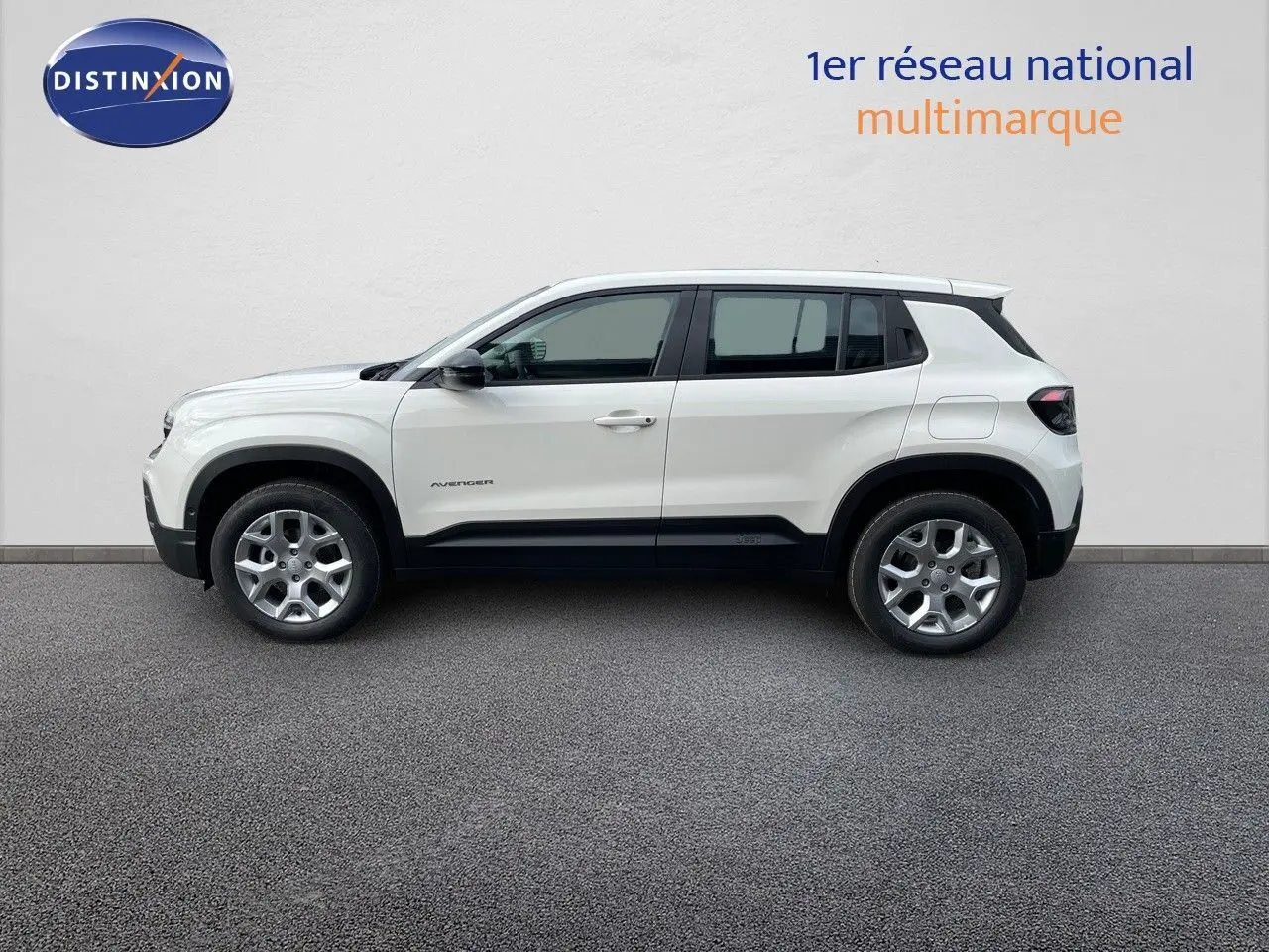 Profil côté gauche d'un Jeep Avenger blanc neige 2024 avec jantes alliage et détails noirs contrastants.