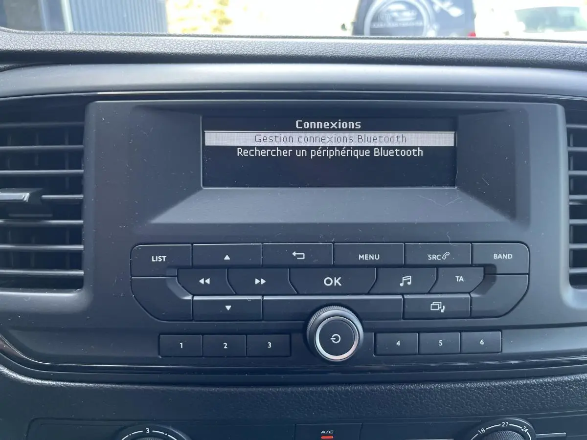 Détail de la console centrale du Toyota Proace Fourgon 2021 montrant l'écran Bluetooth et les commandes audio en noir.