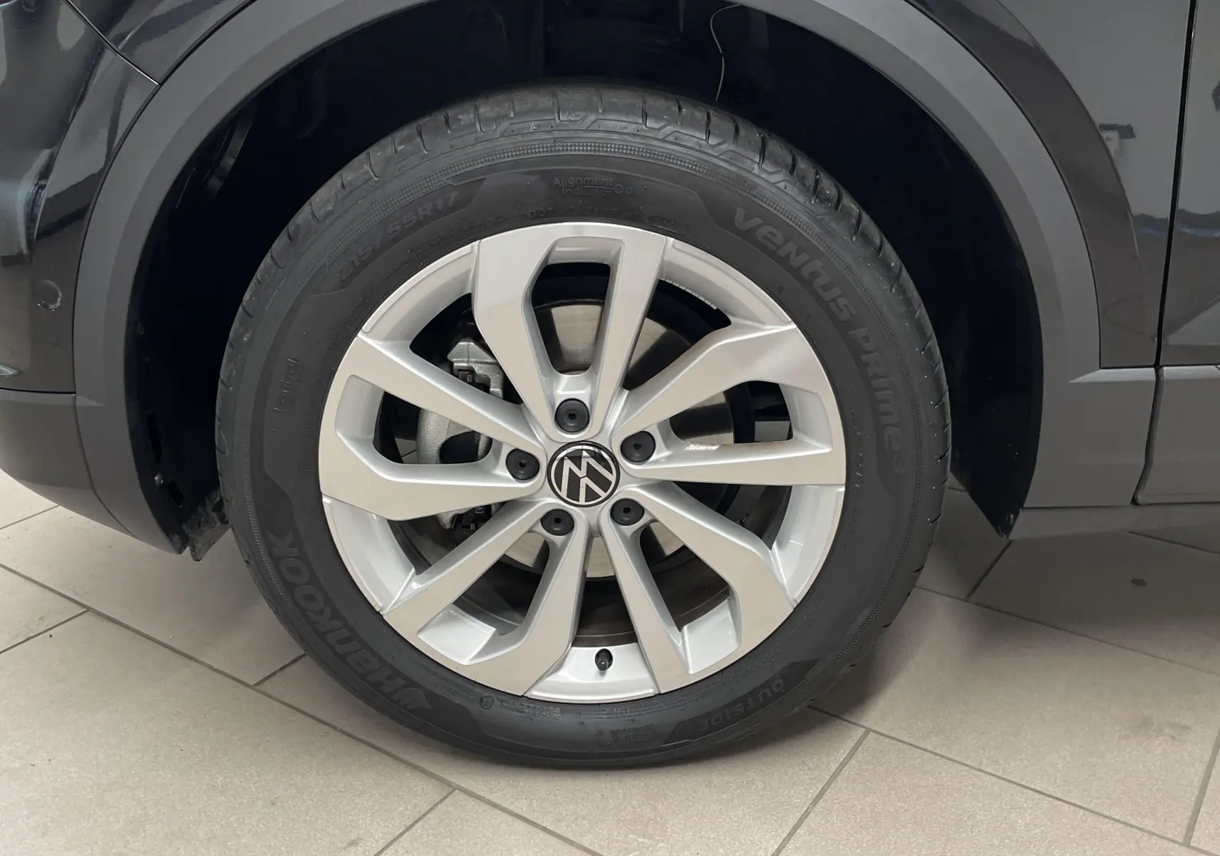 Gros plan sur la jante alliage 17'' Johannesburg d'un Volkswagen T-Roc noir intense nacré, côté avant droit.