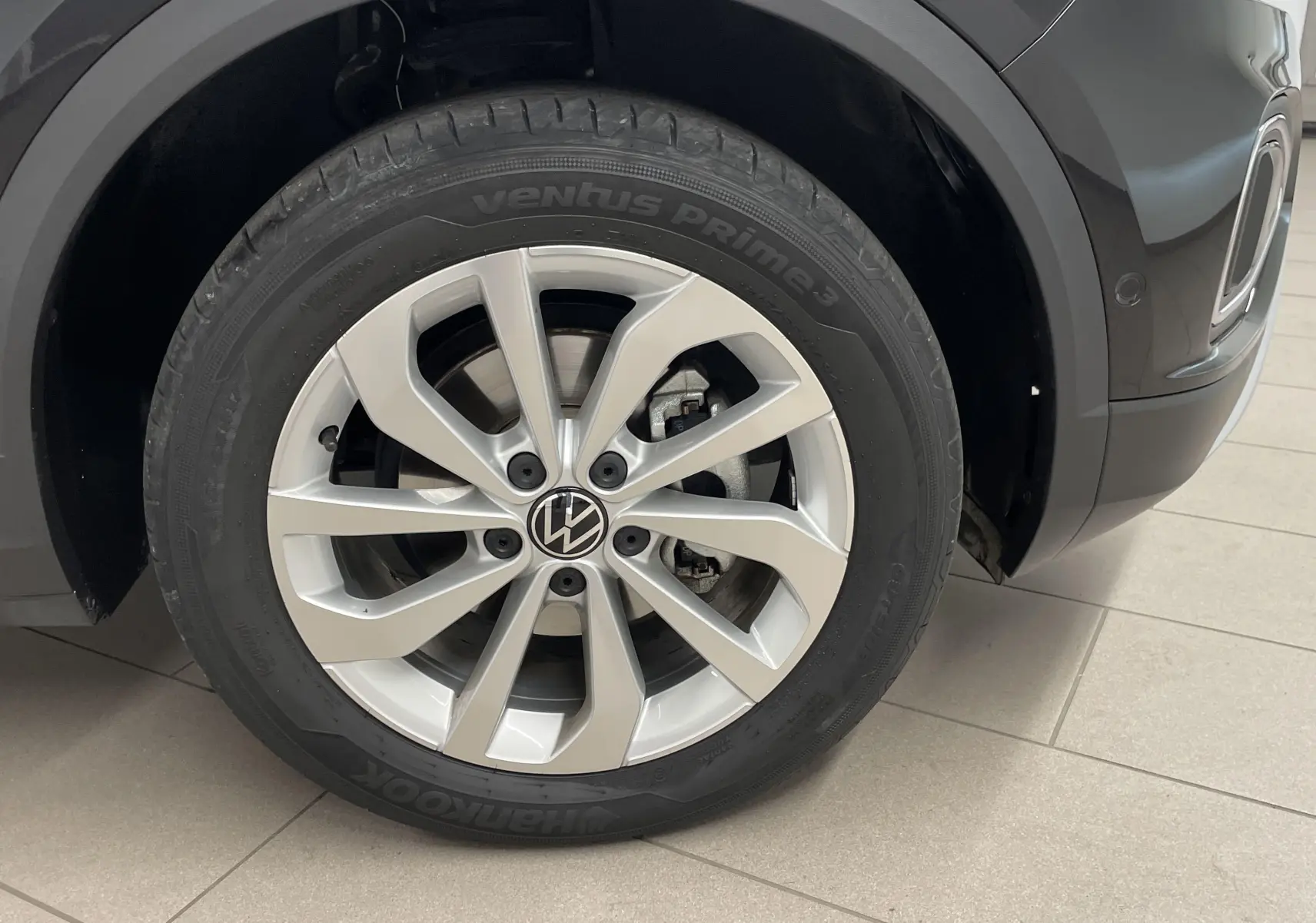 Gros plan sur la jante alliage 17'' Johannesburg du côté avant droit du Volkswagen T-Roc noir intense nacré.