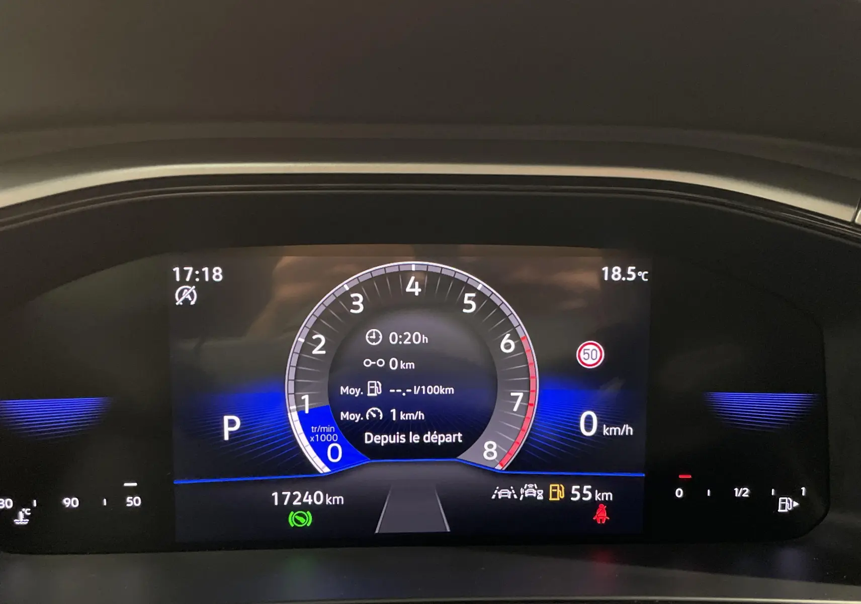 Tableau de bord numérique du Volkswagen T-Roc 2024 affichant la vitesse à 0 km/h et 17 240 km au compteur.