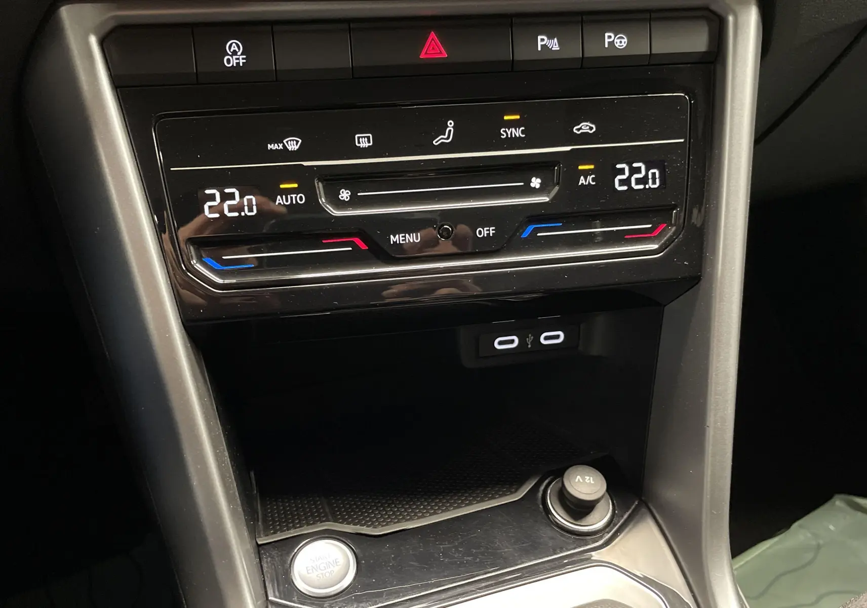 Détail de la console centrale du Volkswagen T-Roc 1.5 TSI 150 DSG7 LIFE avec climatisation digitale et ports USB-C.