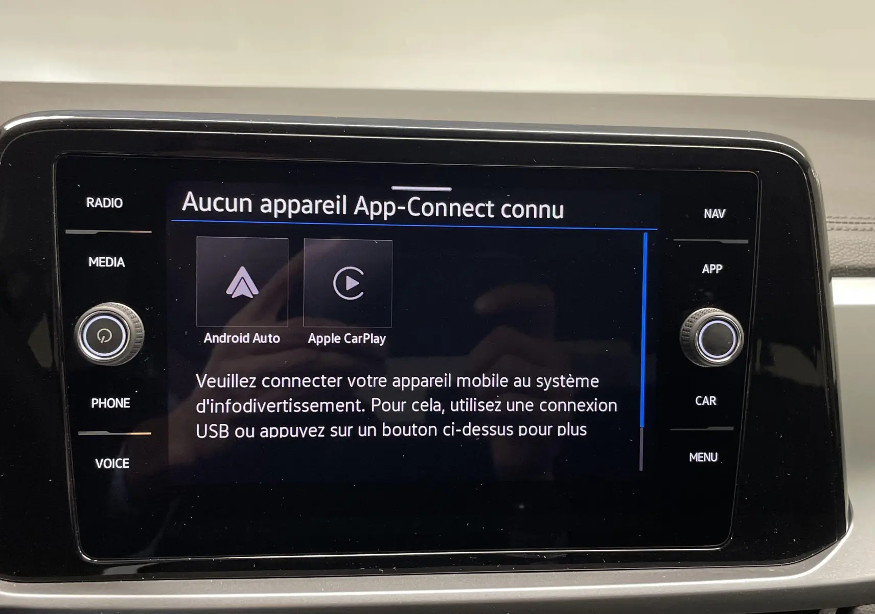 Écran tactile central du Volkswagen T-Roc 2024 affichant l'interface App-Connect sans appareil connecté.