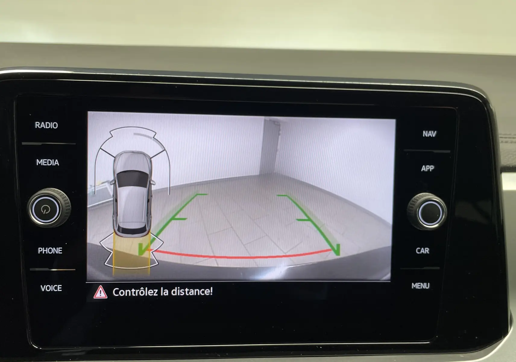 Écran de caméra de recul du Volkswagen T-Roc 2024 montrant l'angle mort arrière avec alertes de distance.