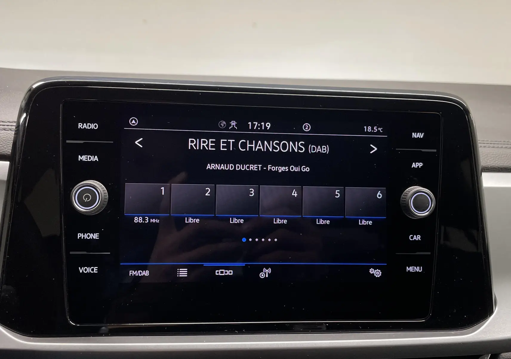 Écran tactile central du Volkswagen T-Roc 2024 affichant la radio numérique Rire et Chansons, intérieur gris.